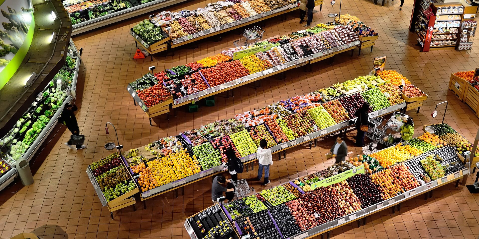 Groenten en fruit Overzicht van boven van de versafdeling van een supermarkt