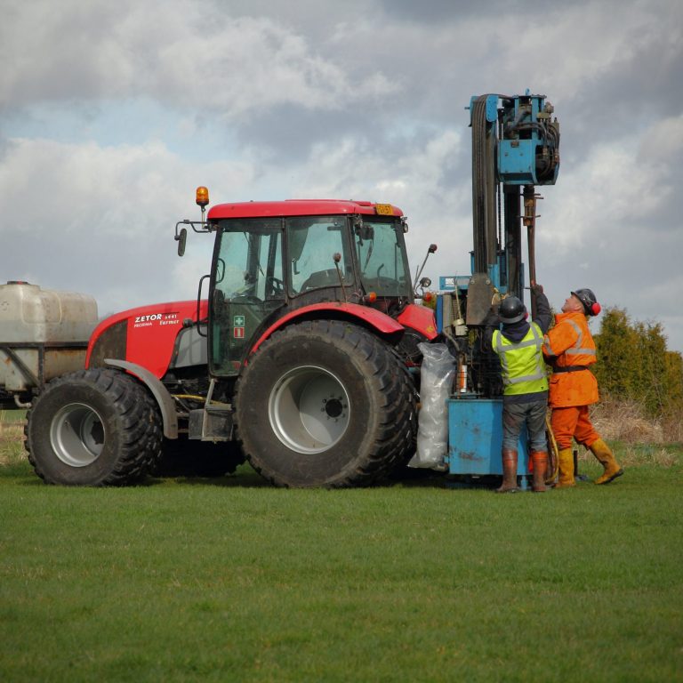 Tractor in weiland die gaat boren