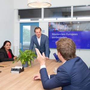 Consultant Ludo Huisman geeft een masterclass aan enkele anderen