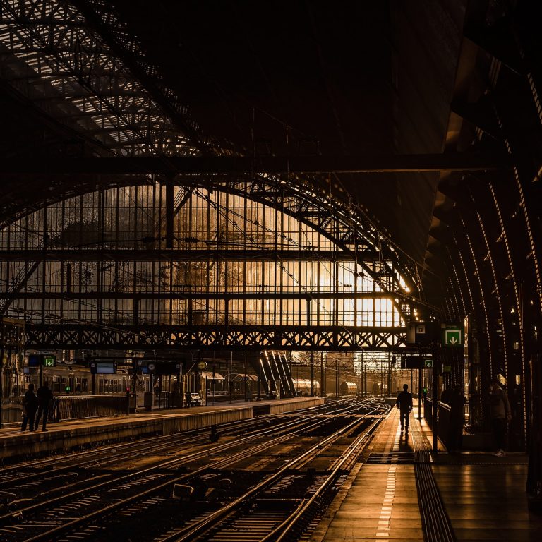 Station Amsterdam Centraal in de avondzon