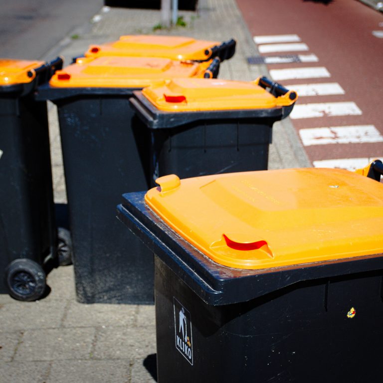 Minicontainers met oranje deksel