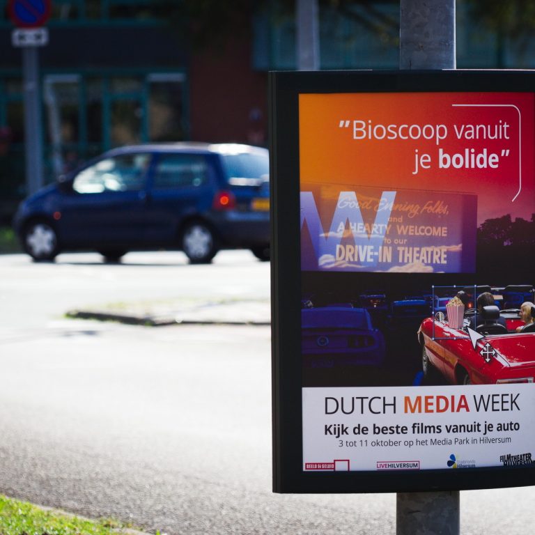 A0-reclamebord aan een lantaarnpaal langs de weg