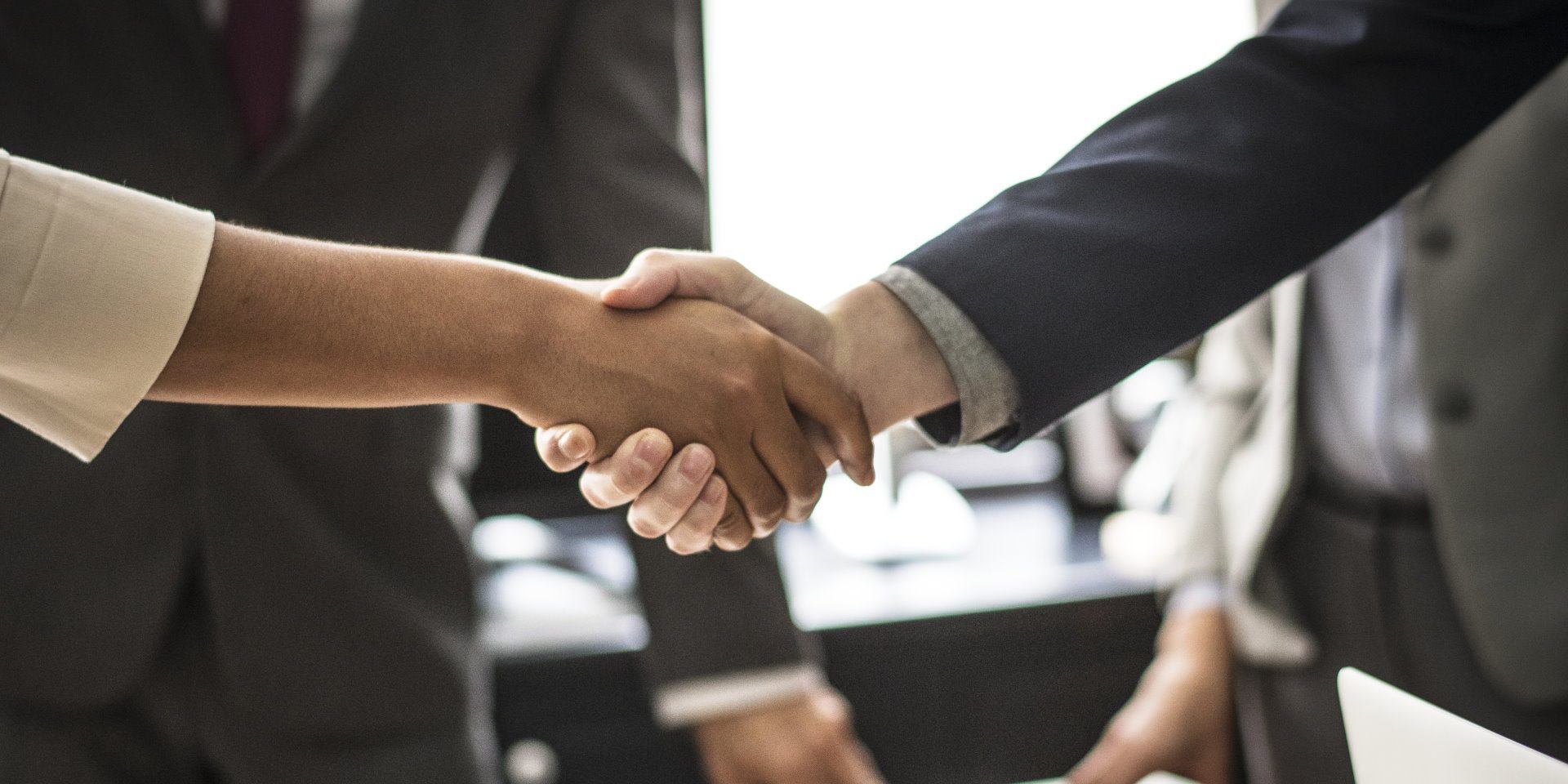 Handenschudden Zakenmensen schudden de hadden in een meeting room