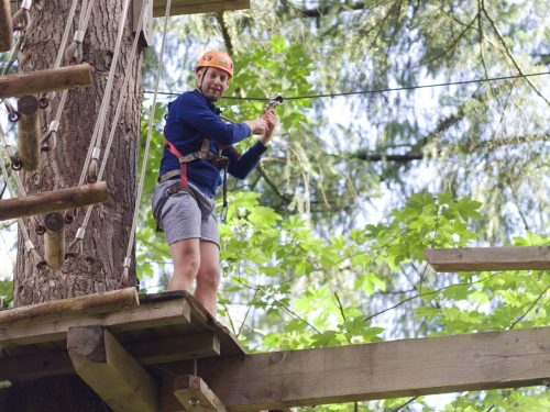 Adviseur Jonathan Brontsema gaat tokkelen van boom naar boom