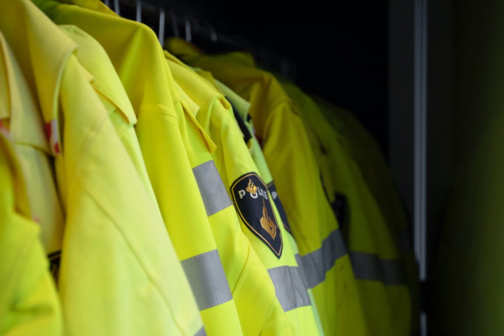 Politiejassen op een rij