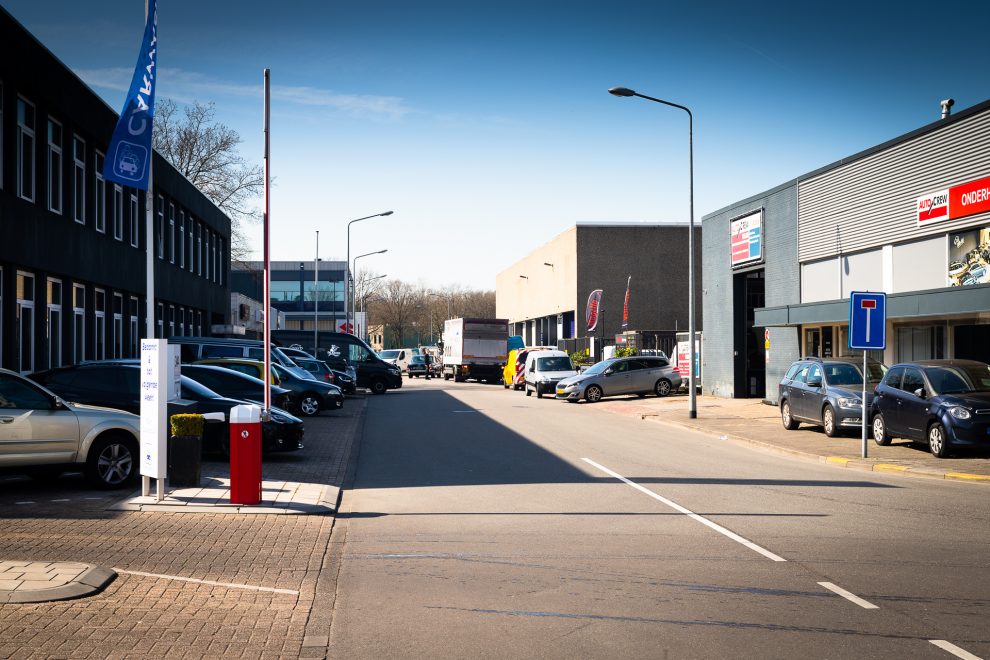 Bedrijventerrein Bedrijventerrein, straat met kantoorunits aan beide zijdes