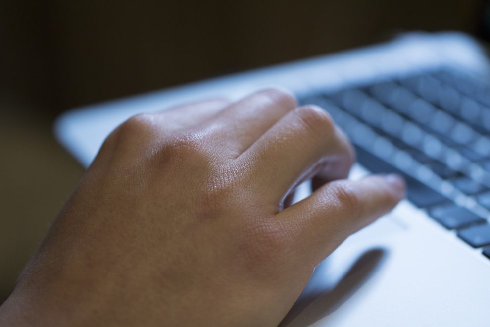Hand die aan het typen is op een laptop