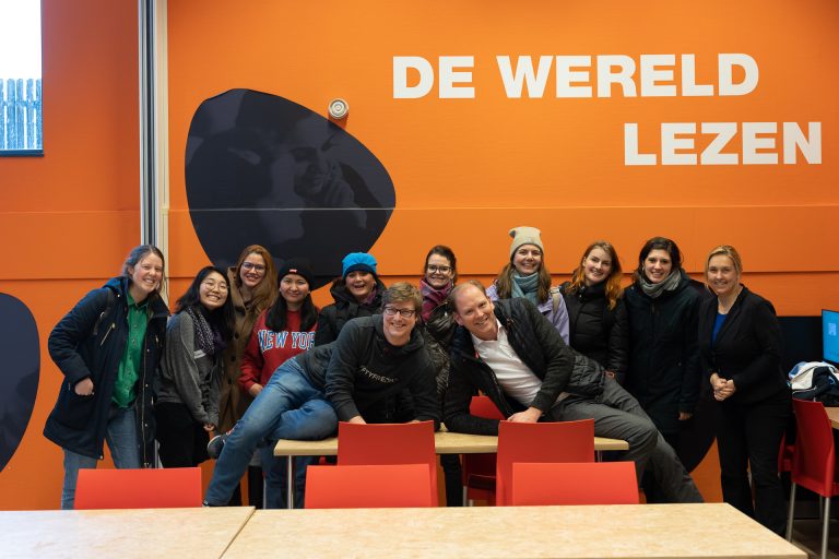 Collega's van Tender People en enkele van de deelnemers poseren gezamenlijk na afloop van NLdoet actie