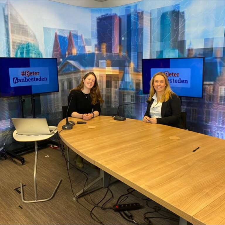 Consultants Judith Scherpenisse en Daniëlle van de Velde aan studiotafel bij uitzending ten behoeve van programma Beter Aanbesteden