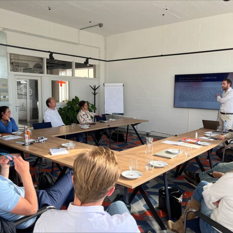 Kennissessie creatief denken Teun, andere consultants van Tender People volgen zijn presentatie