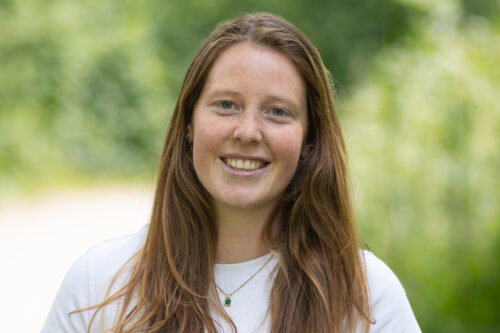 Judith Scherpenisse lachend buiten