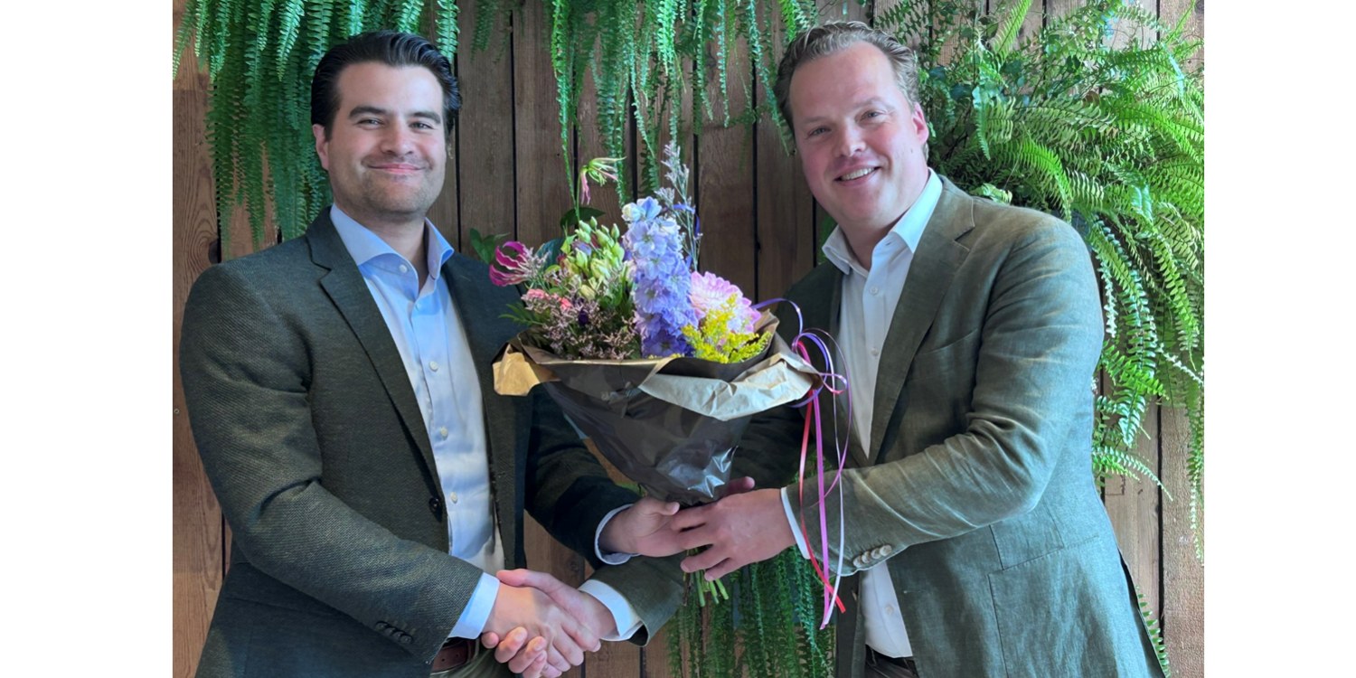 Maurits Hulsegge ontvangt een bloemetje van Ludo Huisman