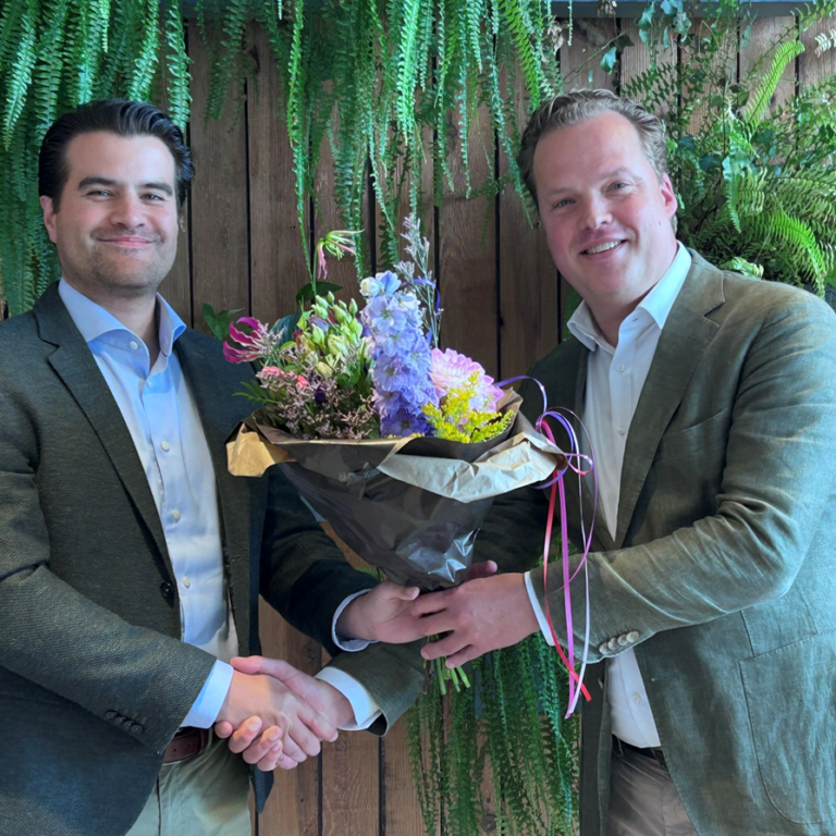 Maurits Hulsegge ontvangt een bloemetje van Ludo Huisman